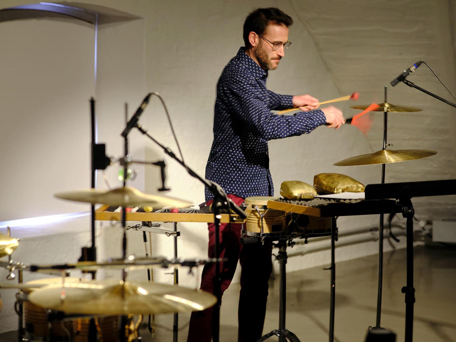 Am Schlagzeug Manuel Alcaraz Clemente Imitation Game Foto von Andreas Caspari