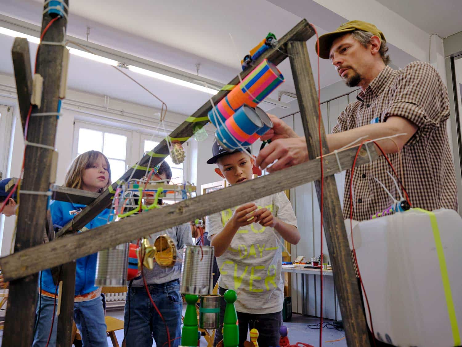 Kinder konstruieren und bauen die Soundmaschine Foto von Andreas Caspari