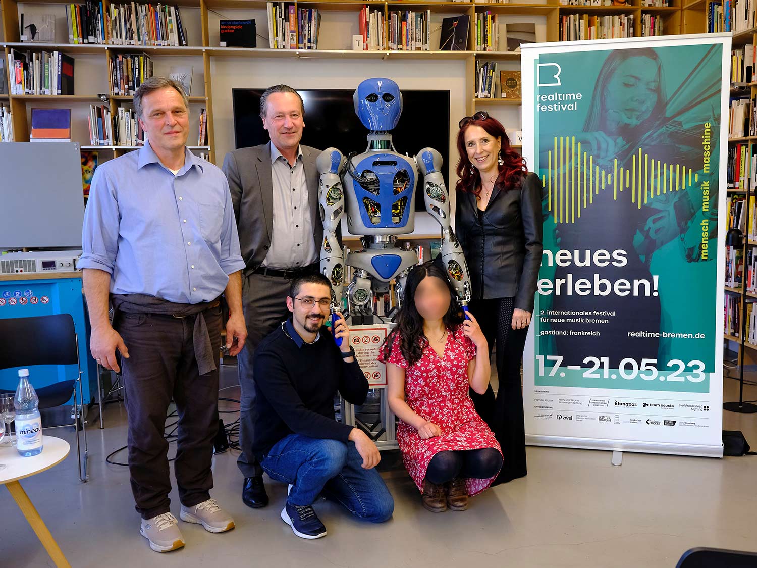 Das Roboter-Team mit Claudia Janet Birkholz, Prof. Dr. Kai-Uwe Kühnberger und Prof. Dr. Frank Kirchner Foto von Andreas Caspari