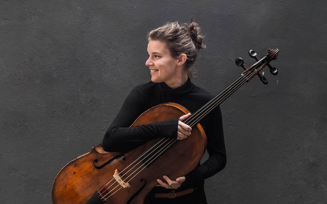 Keine Kaufhausmusik – Cellistin Barbara Hartrumpf spielt im Kaufhaus Hemelingen